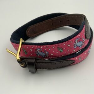 Vineyard Vines Mens Surcingle Belt size 24. Red Blue Crab Critter Print.